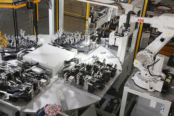Automatyczna linia produkcyjna do spawania i montażu robotów do plastikowych wykończeń samochodowych