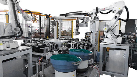 Automatyczna linia produkcyjna do spawania i montażu robotów do plastikowych wykończeń samochodowych