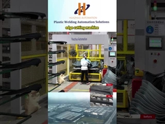 Roboty obcinają części z tworzyw sztucznych po przekształceniu