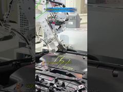 Linia montażu paneli drzwi samochodowych:ciśnięcie taśm gąbki → spawanie nietowaniem na gorąco → zaciskanie śruby